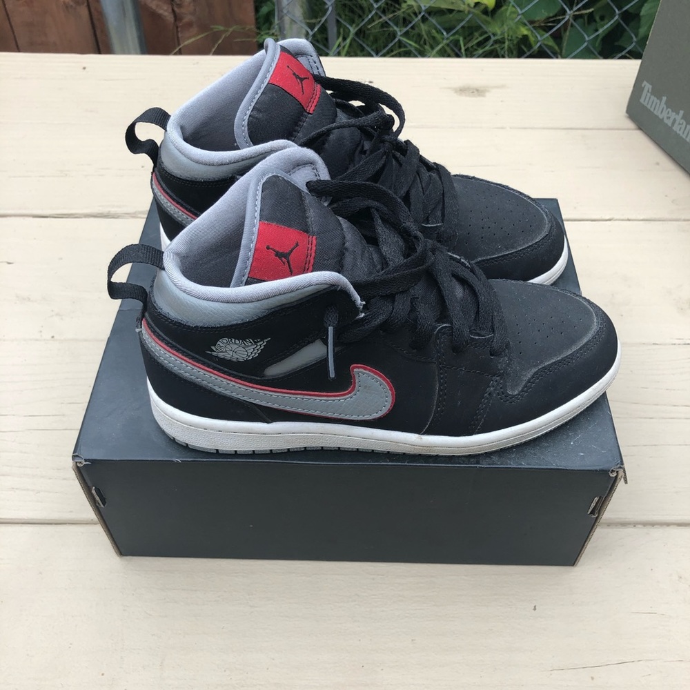 Boy’s Jordan 1 mid size 2.5